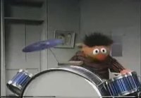 Bert ja Ernie harjoittelee rumpujen soittoa.