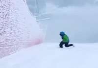 Hyppy lumiseen aitaan