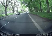 Autoilija törmää viattomaan pyöräilijään