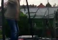 Vanha setä trampoliinilla