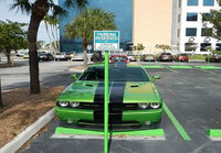 Parkkipaikka vihreille autoille