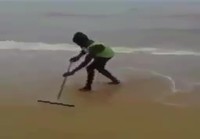 Mies siivoaa meren pois