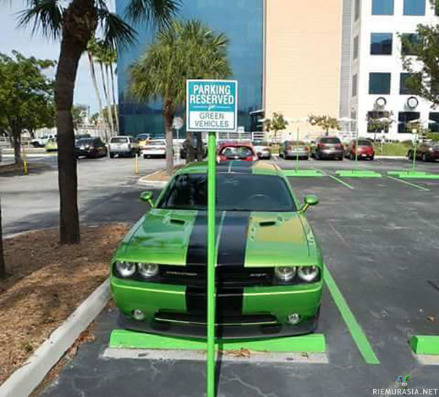 Parkkipaikka vihreille autoille