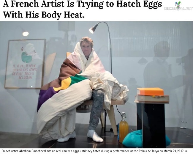 Ranskalainen munanlämmittäjä - Ranskalainen Abraham Poincheval hautoo munia Tokiossa. Viltit pitävät miehen lämpöisenä. Mies tekee tarpeensa istumapaikan alla olevaan lootaan.