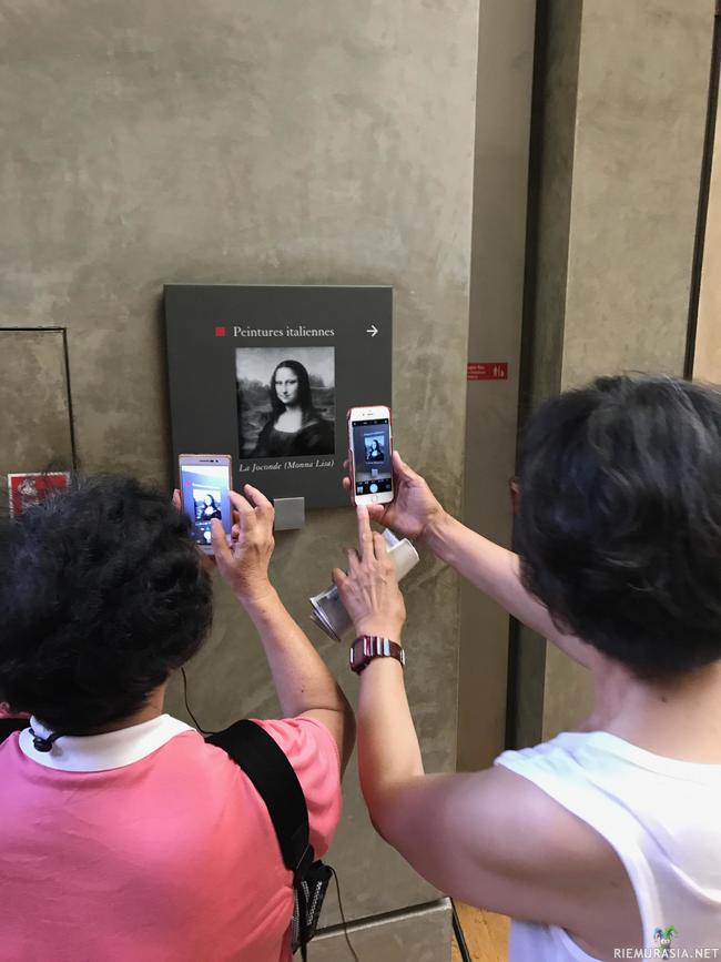Turistit Louvressa