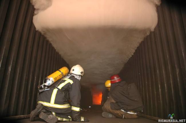 Savuverho tulipalossa - Palomiehet harjoitustilanteessa savuverhon alapuolella