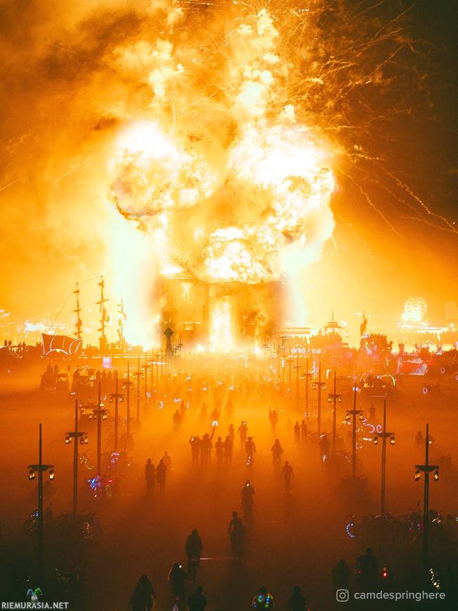 Burning Man Festivaali - https://www.riemurasia.net/video/Kamera-putoaa-ilmasta-festareille/168383
