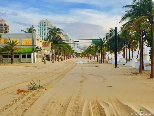Miamin hiekkaranta - Myrsky pölläyttäny hiekat tielle