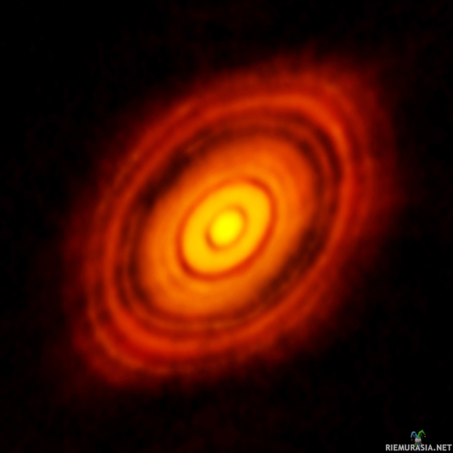 HL Tauri - HL Tauri (450 valovuoden päässä) on muodostumassa olevan planeettakunnan keskustähti. Sen ikä on alle miljoona vuotta mikä tekee siitä vielä vauvaikäisen järjestelmän. Tutkijoita on hämmentänyt kuitenkin sen nopea kehittyminen. Se on syntynyt tähtisumun tiivistyessä kasaan, jolloin sen keskustaan on syntynyt tähti ja ympärillä oleva kaasu on alkanut tiivistyä planeetoiksi, jotka kiertäessään on uurtaneet tummat renkaat kaasukiekkoon. Lopulta kaikki ympärillä oleva kaasu gravitaation vaikutuksesta kerääntyy jo syntyneisiin planeettoihin, tähteen ja asteroideiksi. Kuva on HL Taurista tarkin tähän asti saatu.