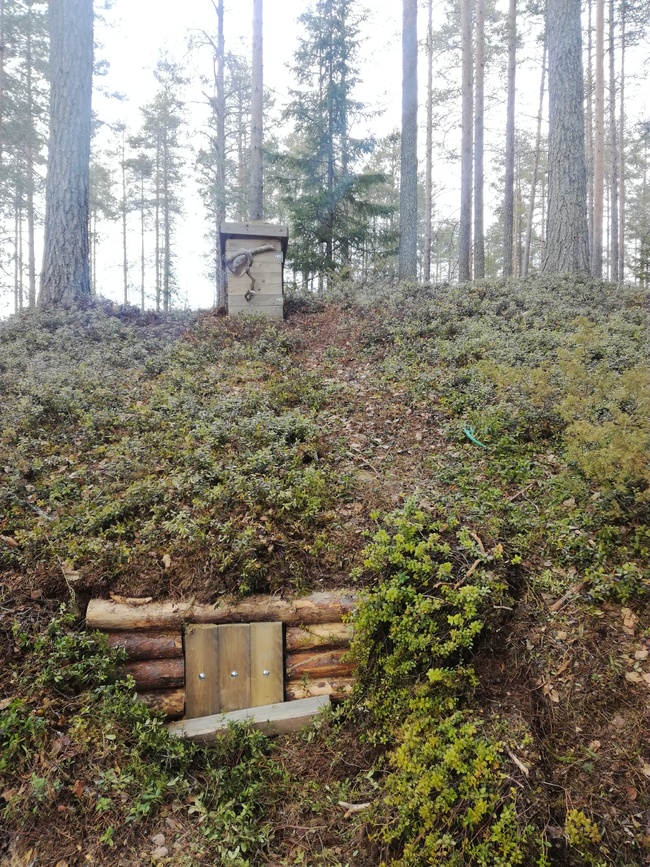 Omakehuviikko - Sain itseasiassa tänään valmiiksi kylmäsavustimen. Tuli laitetaan alas luukkuun ja savu menee maan alla viilentyen ylempään koppiin johon laitetaan lihat/kalat.