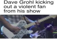 Dave Grohl häätää tappelevan fanin 