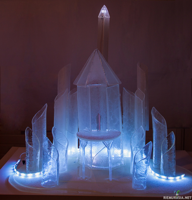 Sokerista tehty Frozen-aiheinen linna - Tuli tehtyä tyttärelle tollanen sokerilinnake joulun kunniaksi.
Painoa 16kg ja korkeutta 85cm.