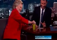 Hillary Clinton avaa suolakurkku purkin