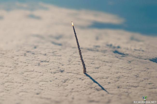 Avaruussukkula  Endeavour - Suuri, pieni ja tarkka kuva avaruussukkulan laukaisusta