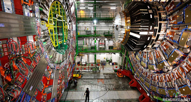 Hiukkaskiihdytin - LHC:n Atlas-ilmaisin avattuna huoltoa varten. Kun protonit kiertävät radallaan niin niitä protonivanoja törmäytetään ilmaisimien kohdalla. Kun kaksi protonia törmää lähes valon nopeudella niin törmäys muuttuu energiaksi joka realisoituu hiukkasina jotka elävät parhaassa tapauksessa jopa nanosekunnin kunnes hajoavat taas energiaksi. Atlas havaitsimen anturit voivat seurata hajoamistuotteiden ratoja femto- tai jopa attosekunnin tasolla ja laittavat tiedon maailman suurimpaan tiedonsiirtoverkkoon, The Gridiin. Tietoa ei voi tarpeaksi nopeasti tallentaa yhteen paikkaan joten tieto menee Gridiin missä se ohjautuu 42 hubiin ja edelleen ainakin 140 tiedeverkkoon.