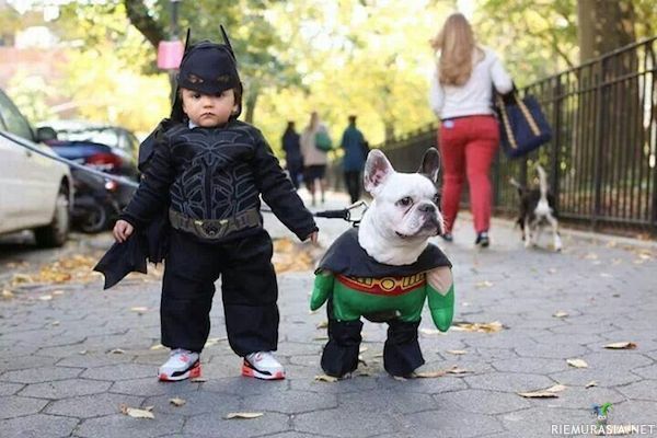 Batman ja Robin - Lapsi ja sen paras kaveri pukeutuneena