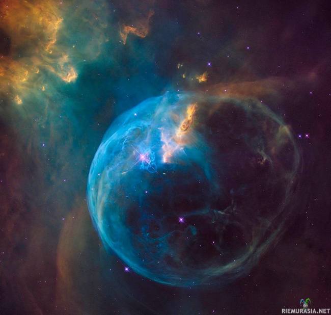 Bubble Nebula - Hubble-avaruusteleskoopin 26-vuotisen taipaleensa kunniaksi ottama kuva Kassiopeian tähdistössä ~7000 - 11 000 valovuoden päässä sijaitsevasta Kuplasumusta. Sumun keskustähti on n. 10-40 auringon massainen energeettinen nuori jättiläinen, joka puhaltaa materiaa avaruuteen muodostaen ympärilleen &quot;kuplan&quot;. Keskustähden valo saa kuvan keskellä ja vasemmassa yläreunassa olevat tähtienväliset kellertävät (lähinnä vetymolekyyleistä koostuvat) pölypilvet hohkamaan, ja siitä lähtevä aurinkotuuli painaa niitä yhä tiiviimpään kasaan. Kun materiaa on tarpeeksi ja pölypilvi on tarpeeksi tiivis, sen keskustan vety alkaa valtavan painovoiman alla fuusioitua deuteriumiksi ja heliumiksi, ja uusi tähti &quot;syttyy&quot; eloon.