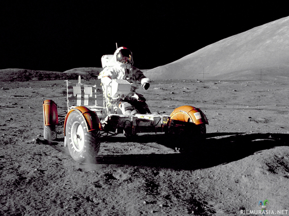 Eugene Cernanin rentoa sunnuntai kurvailua kuussa  Apollo 17 lennolta 1972 - Apollo 17 oli viimeinen amerikkalaisten tekemistä kuulennoista Apollo-ohjelmassa. Se on toistaiseksi viimeinen Kuuhun laskeutunut miehitetty avaruuslento. 

Lunar Roving Vehicle  eli kuuauto on sähkökäyttöinen kuuhun suunniteltu ajoneuvo, jota käytettiin kolmella Apollo-lennolla; Apollo 15, Apollo 16 ja Apollo 17. Ajoneuvon tarkoitus oli laajentaa astronauttien tutkimusaluetta laskeutumispaikan ympärillä.

