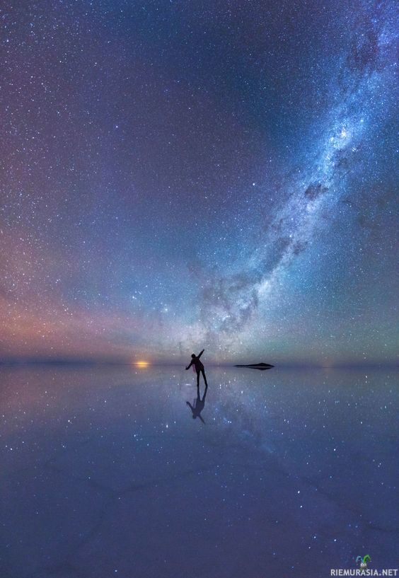 Tähtitaivas  - Tähtitaivas Bolivian suola-aavikolla vesisateen jälkeen.