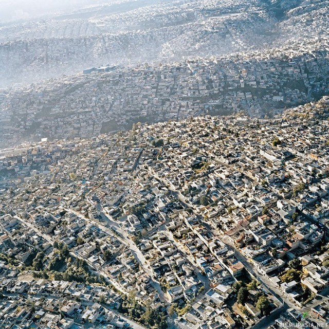 Helikopterin kyydistä otettu kuva Mexico Cityn &#34;kauniista&#34; ja ahtaasta kaupungista - Mexico City on Mexicon pääkaupunki jossa asuu noin 19 miljoonaa ihmistä.
Kaupungin asukastiheys on noin 6000 asukasta neliökilometrillä.
Siellä on usein huono ilmanlaatu ja se sijaitsee ympäröivän vuoriston keskelle jäävässä maljassa, mikä pahentaa alueen vakavaa ilmansaasteongelmaa,
Kaupungissa on paljon rikollisuutta ja usein maanjäristyksiä.