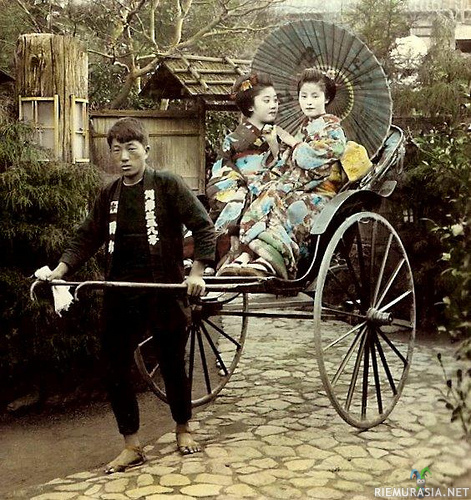 Riksapoika viemässä Geishoja ulos retkelle - Väritetty valokuva, 1800-luvulta Japanista.
Jos aikaisemmat Geisha kuvat ovat jääneet väliin: https://www.riemurasia.net/kuva/Geishat-peseytymassa-vuonna-1880-Japanissa/182721 ja https://www.riemurasia.net/kuva/Geisha-bandi-1800-luvulla-varikuvana/182608