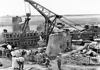 Stonehengen rakentamista/kivien suoristamista vuonna 1914.