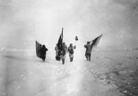 6 huhtikuuta 1909  kuva hetkeä ennen kuin Robert Peary pystyttää lipun pohjoisnavan valloituksen merkiksi