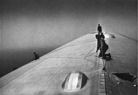 Pelottomat miehet korjaavat ilmassa Atlantin yllä myrskyssä vaurioitunutta Graf Zeppelinia 1934