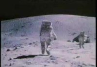 Astronautit  lauleskelevat ja tanssivat Kuussa 