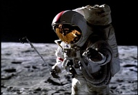 Astronautilla rauta kutonen mukana Kuussa