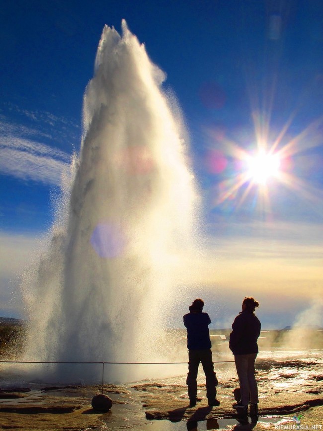Geysir Islanti Strokkur - Strokkur on Islannissa sijaitseva geysir. Se sijaitsee geotermisellä alueella Hvítá-joen vieressä maan lounaisosassa itään Reykjavikista. Se on yksi maan tunnetuimmista geysireistä, purkautuen säännöllisesti 4-8 minuutin välein jopa 20 metrin korkeuteen