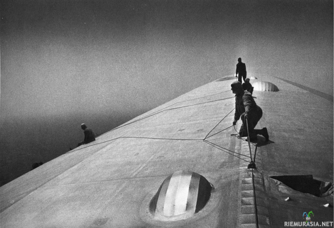 Pelottomat miehet korjaavat ilmassa Atlantin yllä myrskyssä vaurioitunutta Graf Zeppelinia 1934 - Graf Zeppelin oli saksalainen ilmalaiva joka rakennettiin 1927-1928 vuosina. 1929 Graf Zeppelin kiersi maapallon. Reitti alkoi Lakehurstin kentältä Yhdysvalloista, ja kulki Saksan Friedrichshafenin, Japanin Tokion ja San Franciscon kautta takaisin Lakehurstiin. Matka  kesti 21 päivää, 5 tuntia ja 31 minuuttia, Matkan kokonaispituus oli 31 000 kilometriä. Sillä tehtiin myös tutkimus matka pohjoisnavalle 1931. Se kävi myös Helsingissä 1930 vuonna. Graf Zeppelinin pituus oli 236 metriä, korkeus 31 metriä, huippunopeus 128km/h, matkustus kapasiteetti 20 ihmistä ja se on ollut maailman suurin ilmalaiva aikanaan.
