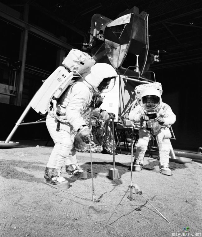 Apollo 11 harjoittelua ennen kuulentoa - Kyllähän sitä pitää vähän harjoitella, jotta sitten tositoimissa homma hoituu. Buzz Aldrin (vasemmalla) and Neil Armstrong (oikealla).