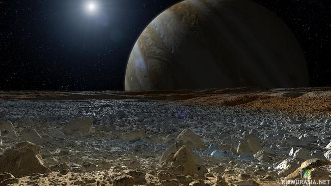 Europa (kuu) - Taiteilijan näkemys miltä Europa-kuun pinnalta katsottuna Jupiter-planeetta näyttäisi. Tämä kuva on tehty apuna käyttäen luotaimien ottamia kuvia Europasta.

Europa on yksi jupiterin 66 kuusta, sen etäisyys Jupierista on 670 900 km (Maa-kuu 370 000km) ja sen halkaisija on 3100 km (Maa 12 742). Europa-kuun sisäinen rakenne on todennäköisesti samantapainen kuin Maalla. Lämpötila on noin -170C pinnalla.
Europa-Kuun pintaa ympäröi noin 100 km vesijääkerros, NASA pitää mahdollisena että siellä olisi elämää.

Oranssi kaasujätti Jupiter-planetta on aurinkokunnan suurin planeetta ja sen
Päiväntasaajan halkaisija on 142 984km eli noin 12 kertaa suurempi halkasijaltaan kuin Maa (12 742km).
