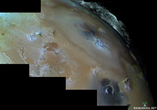Tulivuoren purkaus Io-kuussa - Pele tulivuoren Lähes 300 kilometriä korkea purkaus. Näkyvän valon kuva (väriä korostettu) kuvan ottaja Voyager 1 (5.3 1979), etäisyys Ion pintaan noin 500 000 km.

Jupiterin läheisyys tekee Iosta aurinkokunnan tuliperäisimmän kappaleen. Pelen kaltaisten tulivuorien tuhkapatsaat nuosevat yleensä noin kaksisataa kilometriä Ion kaasukehään. Jupiterin vetovoima vatkaa Ion kuorta niin, että sen lämpötila kasvaa. Kuumuus pitää Ion sulana lähes pintaan asti.
 
Tietoja Iosta:
Io on yksi jupiterin 66 kuusta, se on kolmanneksi suurin ja aurinkokunnan neljänneksi suurin kuu. Päiväntasaajan halkaisija on 3 643 km. Io on lähes samankokoinen kuin Maan Kuu. Io löydettiin 1610 Galileo Galilein toimesta. Painovoima pinnalla 1,81 m/s². Kaasukehän koostumus rikkidioksidi noin 90% ja kaasunpaine vähäinen kaasukehässä.