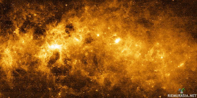 Infrapuna-cirrus - Kuvaa kannattaa klikata isommaksi niin näkee vähän paremmin ja tarkemmin.

Etäisyys 18 000 valovuotta Maasta.

Infrapunacirrus on tähtien kierrätysväline. Siihen päätyvät räjähtävien tähtien jäänteet ja siitä syntyvät uudet tähdet.

Paljain silmin suuri osa taivasta näyttää mustalta ja tyhjältä. On kuin planeettojen ja tähtien liike näkyisi samettista esirippua vasten. Mutta avaruus ei ole tyhjä. Infrapunacirruspilviä on kaikkialla. 1900-luvulla tähtitieteilijät yllättyivät, kun näkymättömästä kohdasta löytyi ohuita kaasupilviä, jotka olivat enimmäkseen helimumia, vetyä ja pölyä Hienojakoinen pöly koostuu hiilestä, piistä ja hapesta. Muodottomat pilvet on nimetty Infrapunacirruksiksi.

Infrapunacirrukset ovat sekoitus jäätävää kylmyyttä ja mietoa lämpöä. Siksi ne näkyvät vain infrapuna-aallon pituuksilla. Ne ovat kosmisia pakastimia joiden lämpötila voi pudota -240C. Pilvissä oleva valo imee vaivatta lähistön tähtien ultraviolettivalon.