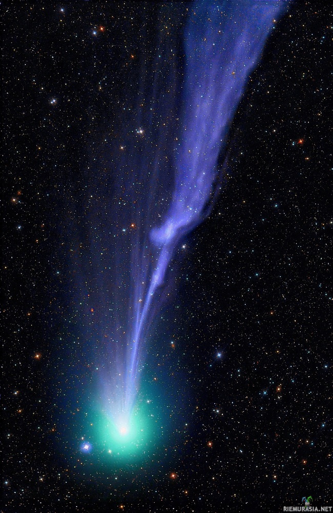 Pyrstötähti Lovejoy - Kuva 18 tammikuuta 2015. Kohteen etäisyys Maasta 70 000 000km. Komeetta oli havaittavissa paljaalla silmällä parhaiten 2014 joulukuussa. Sen sinivihreä hehku on seurausta orgaanisten molekyylien ja veden vapautumisesta, josta Auringon valo taittuu ja aiheuttaa heijastusta.

Komeetat ovat tavallaan mini-planeettoja, jotka kiertävät omia ratojaan Auringon ympäri. Ne ovat kivisä ja jäisiä epäsääännöllisen muotoisia kappaleita jotka olevat vain muutaman kilometrin kokoisia. Ne liikkuvat pitkillä soikeilla radoilla, jotka tuovat ne lähelle aurinkoa. Jotkin niistä vierailevat Aurinkokunnan sisäosissa säännöllisin välein kuten komeetta ( Halley, toiset käyvät vain kerran. Suurin osa komeetoista on peräisin Oortin pilvestä joka on kaukana Aurinkokunnan ulkopuolla.

Auringon lähellä lämpö sulattaa komeettaa ja sen aine höyrystyy ydintä ympäröiväksi kaasuhunnuksi. Auringon säteily, paine ja aurinkotuuli painavat hiukkasia ja kaasua ja niistä muodostuu pyrstö, joka voi olla miljoonien kilometrien pituinen.  

Uskomuksia: Pyrstötähtiä on muinoin pidetty merkittävinä ennusmerkkeinä. Keskiajalla Euroopassa pyrstötähtiä pidettiin pahojen aikojen enteinä. 