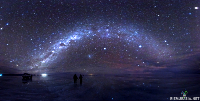 Tähtitaivaan alla keskellä ei mitään  - Vesisateiden jälkeinen tähtitaivas Salar de Uyunilla, joka on maailman suurin suolatasanko. Salar de Uyuni sijaitsee Boliviassa Andien vuoriston vuorten ympäröimänä lähes 4000 metrin korkeudessa merenpinnasta. Vesisateen jälkeen aavikonpinta tyynellä säällä toimii peilinä ja heijastaa taivaan hyvin pinnastaaan.