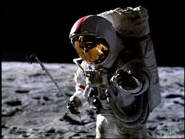 Astronautilla rauta kutonen mukana Kuussa - Apollo 14 -astronauttien tehtävänä oli tuoda Kuusta kivinäytteitä Maahan. Alan Shepard oli kuitenkin mahduttanut ohjelmaansa myös pari golflyöntiä.
&quot;Vasemmassa kädessäni minulla on pieni, valkoinen pallo, jonka miljoonat yhdysvaltalaiset tuntevat&quot;, sanoi kokenut astronautti ennen kuin hän pudotti pallon kuupölyyn ja löi sitä rauta kutosella.

Shepard löi kaksi golfpalloa Kuun maisemissa. Viimeisen lyönnin jälkeen hän totesi: &quot;Miles and miles and miles&quot; (maileja ja maileja ja maileja).
Kuussa ei ole kaasukehää eikä tuulenvastusta. Lisäksi painovoima on siellä paljon heikompi kuin Maassa, joten teoriassa on mahdollista, että golfpallo liitää Kuussa useita kilometrejä.

Video Golflyönnistä Kuussa https://www.youtube.com/watch?v=f-FxhCZold0