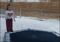 Tyttö trampoliinilla