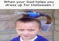 Iskä auttaa Halloweenissä