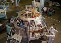 Apollo 1 komentomoduulin asennusta 1966