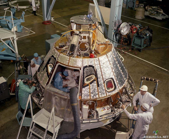 Apollo 1 komentomoduulin asennusta 1966 - Kannattaa klikata suuremmaksi jos haluaa nähdä enemmän yksityiskohtia.

Komentomoduuli jonka piti tulla Apollo 1 lentoon. Ei kerinnyt koskaan koelennolle, sillä komentomoduuli paloi kuukautta aiemmin harjoituksessa vieden koko kolmihenkisen miehistön.