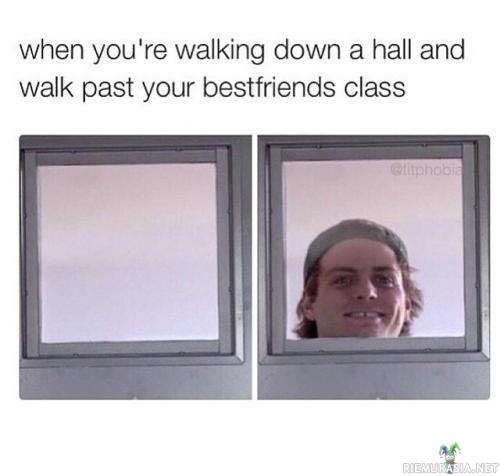 Kun kävelet frendis luokan ohi