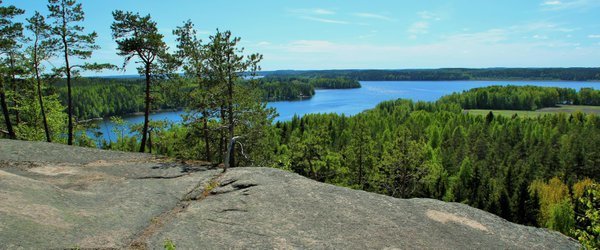 Hiidenvuori - Suomessahan on loppuviimenään paljon nähtävyyksiä, mitkä ei maksa mitään. Ite tuli tutustuttua Hiidenvuoreen vähän vahingossa kun olin rouvan kanssa maaseutumatkailulla Kymenlaaksossa. Uskokaa tai älkää, Kouvolan ympäristöstä löytyy muutakin kun pelkkää betonia.