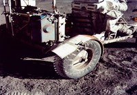 Apollo 17 kuuauton rengas ja jesarista tehty kuraläppä