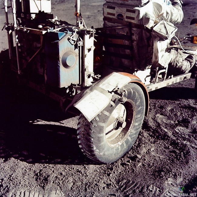 Apollo 17 kuuauton rengas ja jesarista tehty kuraläppä - Joulukuun 11. 1972 astronautit Gene Cernan ja Jack Schmitt laskeutuivat Taurus-Littrow -laaksoon Texasin aavikoilla aikomuksenaan väärentää taas yksi kuulaskeutuminen. Mukanaan heillä oli &quot;kuuauto&quot; jolla ajoa heidän piti kuvata. Valitettavasti takalokasuojien suunnittelija oli tehnyt virheen ja kaikki Texasin pöly sinkosi suoraan kuljettajan silmille ja kuuauton päälle. Ongelma oli ratkaistava. Onneksi lähistössä oli Walmart, josta astronautit kävivät ostamassa rullan jesaria. Sillä jesarilla sitten tehtiin kuraläpät takarenkaisiin, jotta aavikon pöly ei sotkisi enää näkyvyyttä.