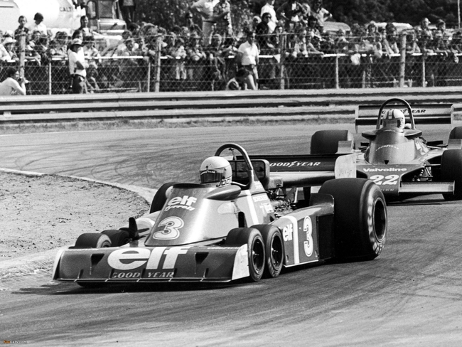 Tyrrell P34 F1-auto - Kilpa-ajoissa insinööripuolen säännöt kertovat rajoitukset auton tehoille, moottorille yms. pienintä yksityiskohtaa myöten. Insinöörit yrittävät sitten pelata näiden sääntöjen puitteissa. Yksi keino sääntökirjojen katsomiseen on se, että mitä ne EIVÄT kiellä tai rajoita ja lähdetään siitä.

Tässä on 6-renkainen Tyrrell P34 joka voitti F1 osakilpailun vuonna 1976.