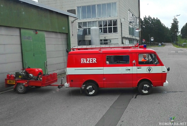 Fazerin tehtaan oma paloauto - Fazerin tehtaalla Vantaalla on oma palokalusto, niinkun varmaan monissa muissakin isoissa tehtaissa, mutta tämä on vaan niin kovin söpö.