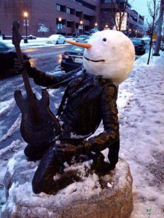 Lumiukko patsaasta - Kun joskus ei jaksa tehdä kokonaista lumiukkoa
